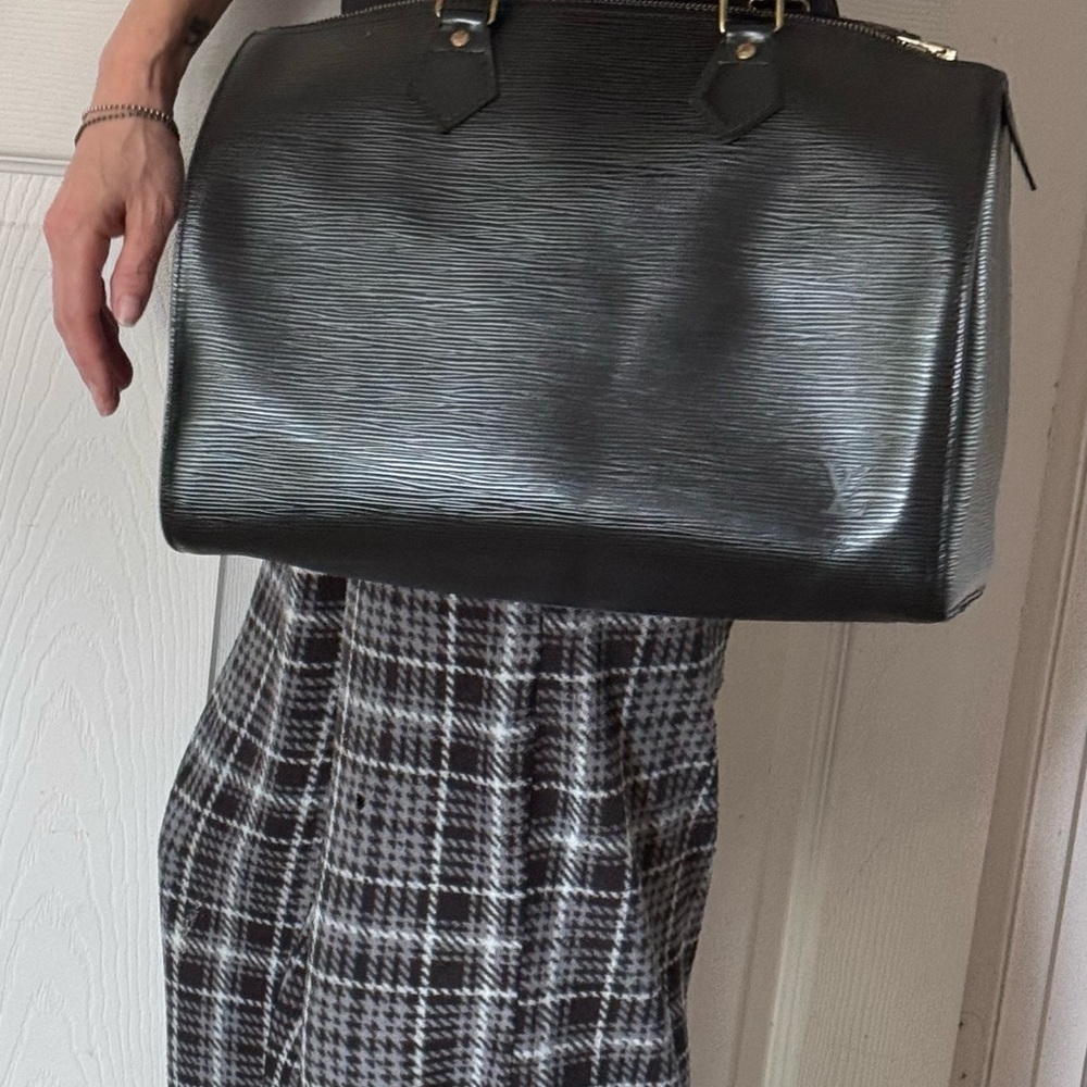 Louis Vuitton Speedy 35 in classic Black Epi leather. - Picture 5 of 11
